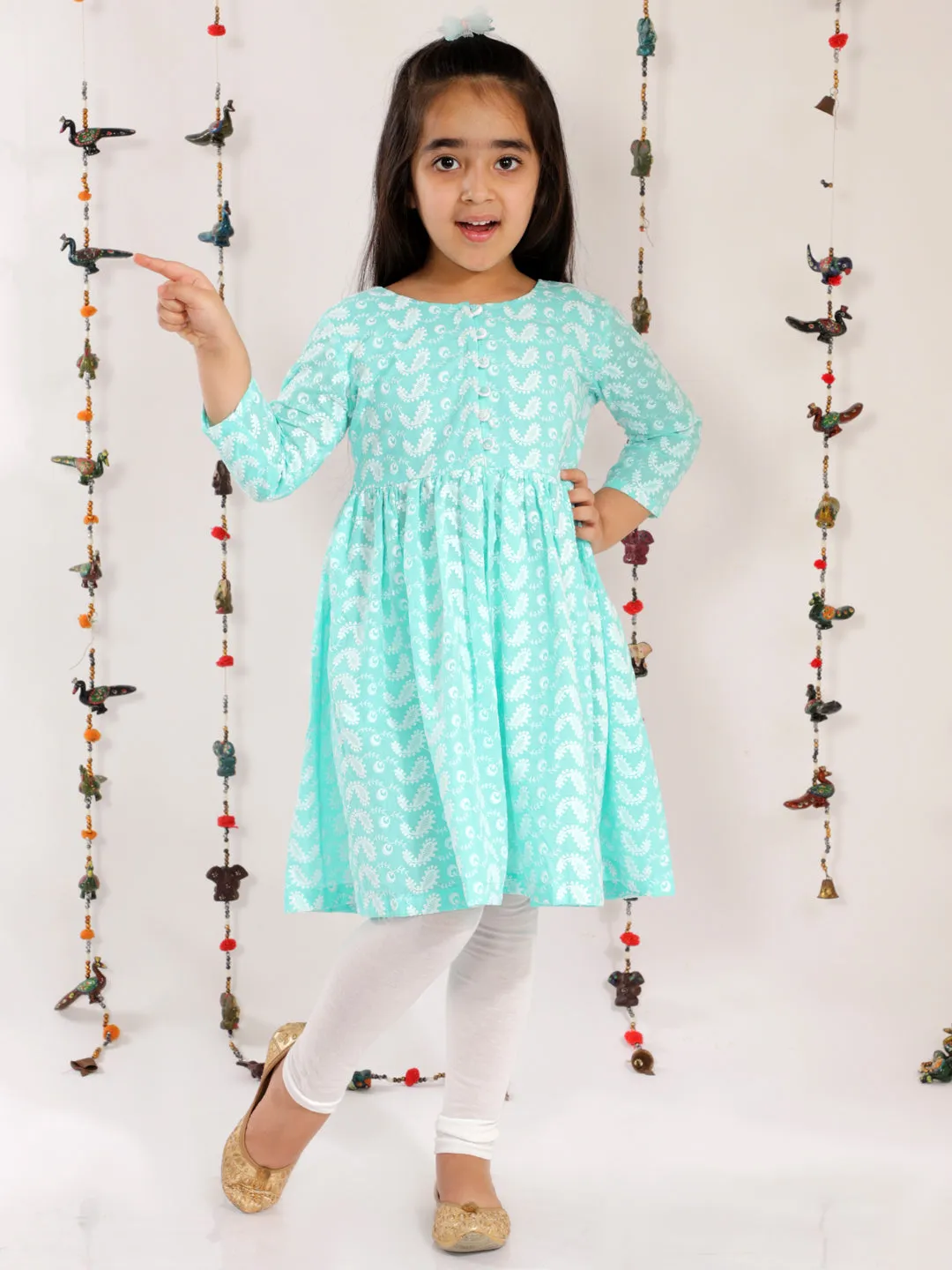 Jashvi Girl's Green Pure Cotton Chikankari Kurta With Leggings