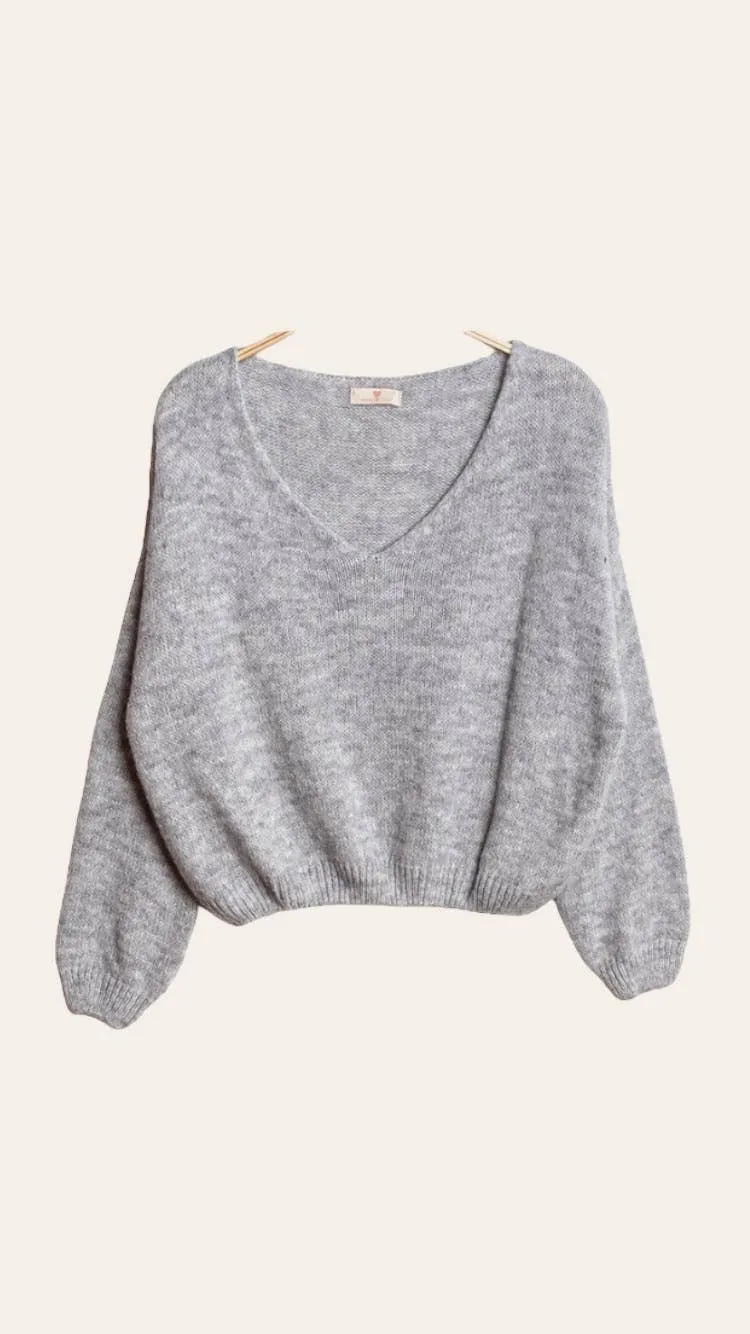 V-neck crop sweater with a tight hem